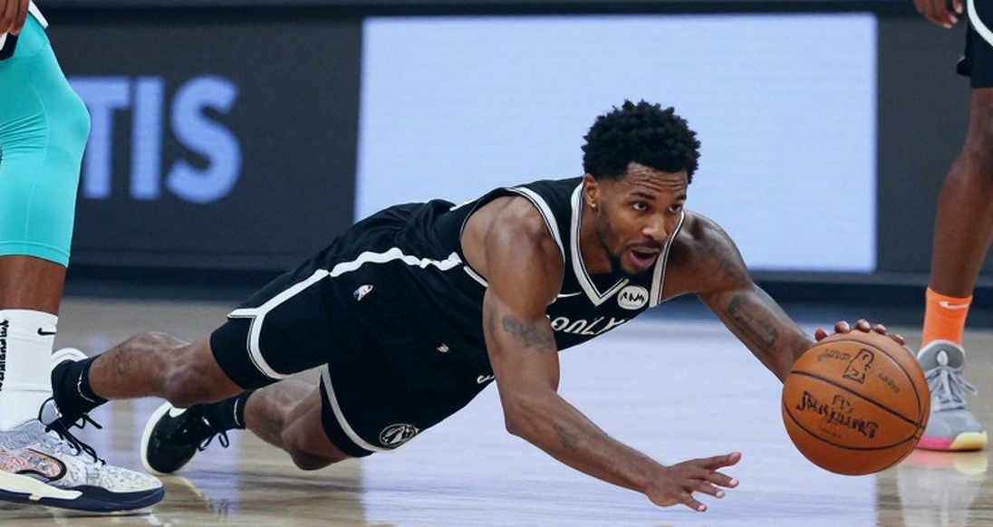 Mike James và thương vụ Barcelona đổ vỡ: Khi bản hợp đồng tan biến trước khi khô mực