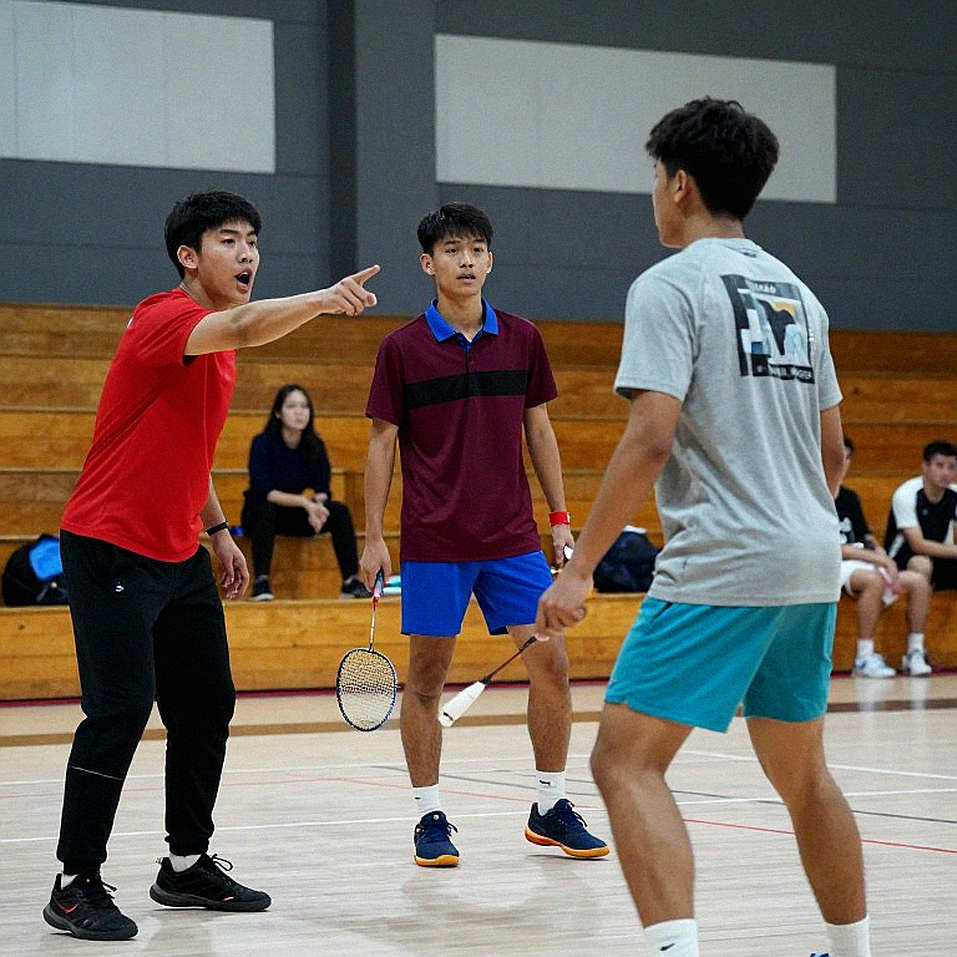 Alwi Farhan tập với Kento Momota trước Asian Games 2026: thứ thực sự được truyền lại